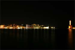 Nocny widok na wyjście z portu