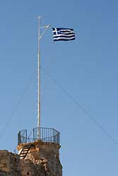 Grecka flaga na portowej twierdzy