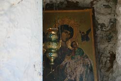 Ikona skryta w klasztornym zaułku