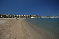 Miejska plaża jest piaszczysta i ma 12 kilometrów długości