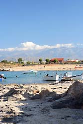 W oddali widoczna plaża i kąpielisko w Stavros