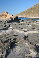 Malownicze skały przy ujściu zatoki